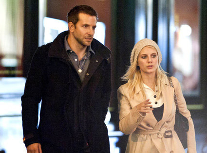 Bradley Cooper và nữ diễn viên Malanie Laurent bị bắt gặp đi ăn trưa rồi xem kịch cùng nhau ở Paris sau đó cả hai còn đưa nhau về phòng khách sạn của Cooper để hẹn hò riêng. (Ảnh: INF photo)