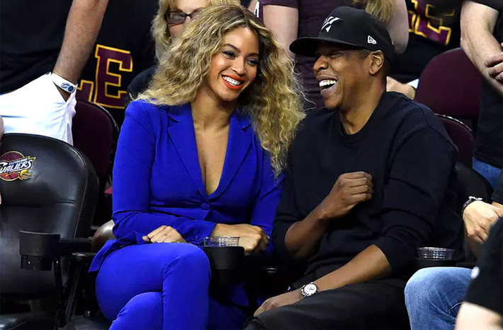Mặc dù có rất nhiều lời ong tiếng ve về cuộc hôn nhân của Jay Z và Beyonce trong suốt từ năm 2015 đến nay nhưng theo đúng dự đoán thì hai ngôi sao ca nhạc này đã không ly hôn trong năm 2016. (Ảnh: AP)