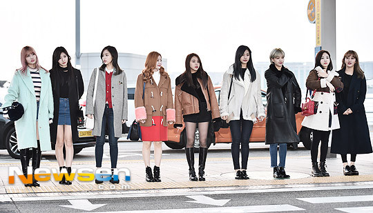 Tất cả 9 thành viên nhóm nhạc nữ Twice tề tựu đông đủ ở xứ cảng thơm để dự MAMA 2016.