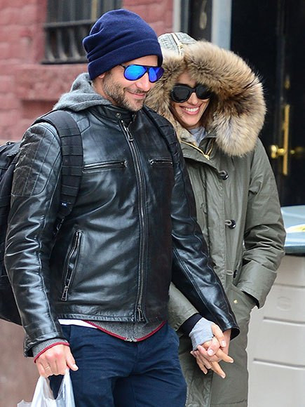 Một nguồn tin cho hay, không chỉ mẹ Bradley Cooper yêu quý con dâu tương lai mà cả hai bên gia đình đều rất ủng hộ quan hệ của họ và mong họ sớm thành gia thất. (Ảnh: AKM-GSI)