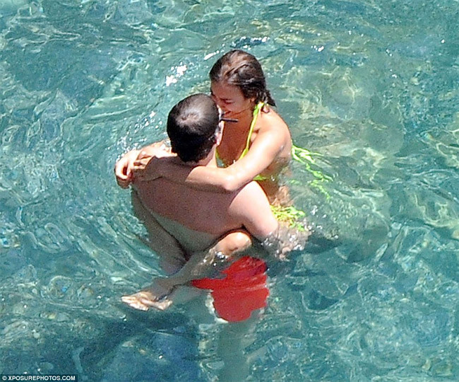 Tháng 8/2015, hai người đưa nhau đi nghỉ ở Amalfi Coast, Italy và lưu trú tại khách sạn 5 sao sang trọng JK Place. Cả hai quấn lấy nhau không rời như trong kỳ trăng mật. (Ảnh: Xposure)
