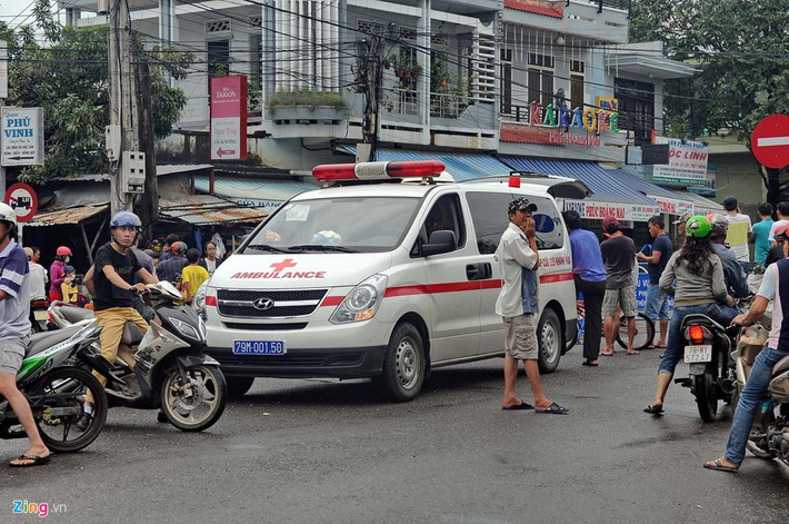 Chiếc xe cứu thương không thể băng qua khu vực ngập phải dừng chờ.