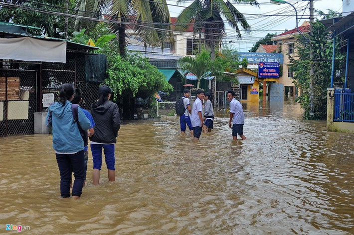Học sinh phải nghỉ học, tuy nhiên, một số em lội nước đến trường vui chơi.