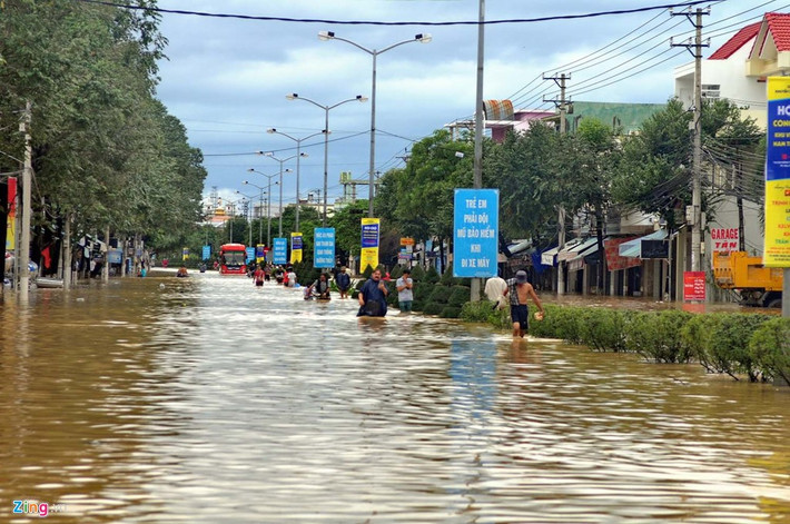 Đường 23/10 đoạn cây số 5 tỉnh lộ từ Nha Trang – TP.HCM, người dân lội sát mép dải phân cách để di chuyển.
