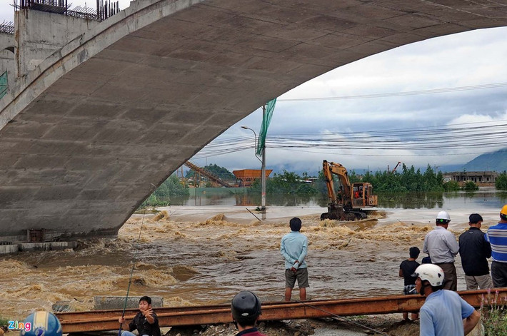 Nơi đây có một cây cầu nhỏ người dân vẫn thường đi lại hàng ngày đã bị chìm trong nước chảy xiết. Khoảng 16h chiều 13/12, bốn người đàn ông liều lĩnh lội bộ băng qua khu vực này và bị kẹt giữa dòng nước cuồn cuộn. Lực lượng công an khu vực và một xe máy xúc đang thi công gần đó đã lao ra trong dòng nước xiết để cứu.