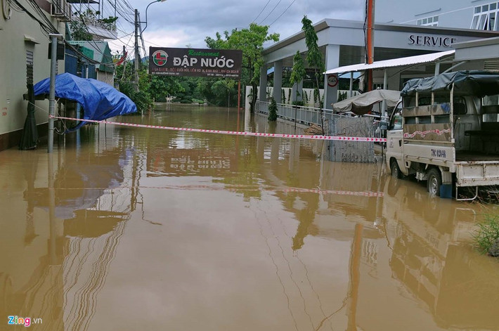 Trước đó, rạng sáng 13/12, cơn mưa lớn kéo dài đã làm cho thành phố Nha Trang (Khánh Hòa) chìm trong biển nước. Trong ảnh là nhà hàng Đập Nước trên đường 23/10 dùng dây căng ngăn người dân qua lại vì nước ngập rất sâu.