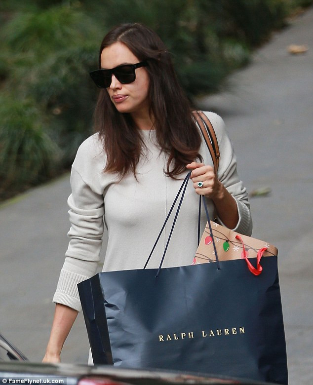 Irina Shayk cố ý lấy chiếc túi to che bụng để khỏi bị paparazzi xăm soi. (Ảnh: FameFlynet)