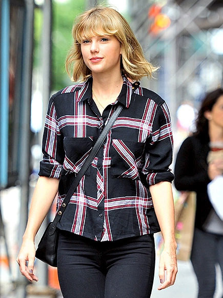 Taylor Swift tặng 1 triệu USD cho những người ở vùng bão Louisiana, nơi chịu ảnh hưởng nặng nề của thiên tai có ít nhất 11 người thiệt mạng và thiệt hại vô số về vật chất. “Tôi đã khởi động tour 1989 ở Louisiana và người hâm mộ tuyệt vời ở đây khiến tôi luôn có cảm giác như ở nhà. Sau trận bão, nhiều người ở Louisiana đã bị mất nhà cửa và điều đó khiến tôi rất đau lòng”, Taylor nói. (Ảnh: SPLASH NEWS ONLINE)