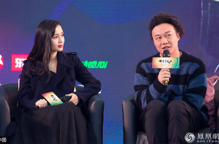 Ngày 21/12, Angelababy cùng đoàn phim "Người đưa đò" họp báo ra mắt. Nữ diễn viên sinh năm 1989 mặc bộ váy đen để che bớt bụng bầu. (Ảnh: Ifeng)