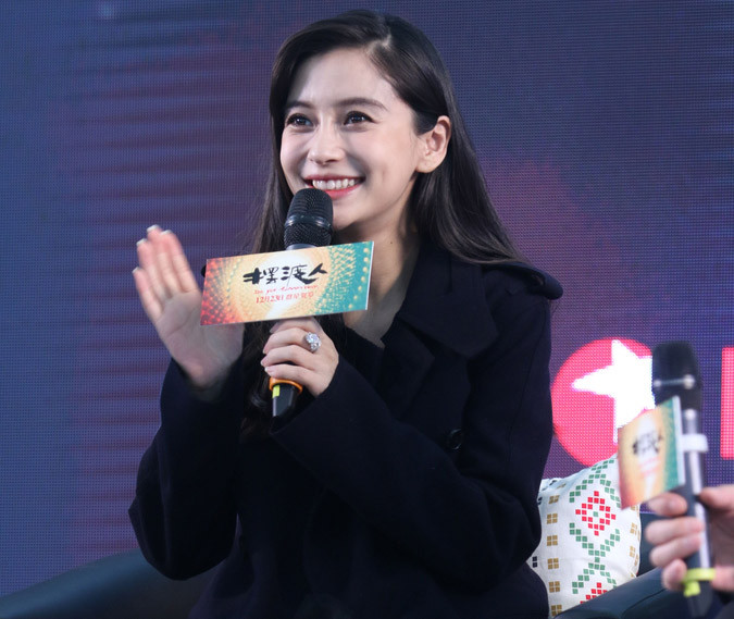 Trong thời gian thai kỳ, Angelababy được chồng, nam diễn viên Huỳnh Hiểu Minh chăm sóc rất kỹ và tỉ mỉ. Angelababy sẽ sinh con ở Hong Kong. (Ảnh Sina)