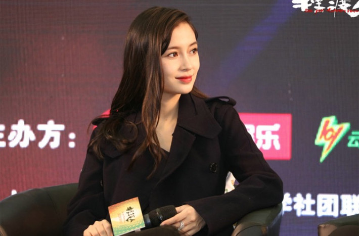 Mặc dù gần sang tháng thứ 7 của thai kỳ nhưng Angelababy chỉ khác lúc chưa mang thai là cái bụng bầu lùm lùm còn ngoài ra, mặt mũi, chân tay cô vẫn như xưa, không bị biến dạng. (Ảnh: Sina)