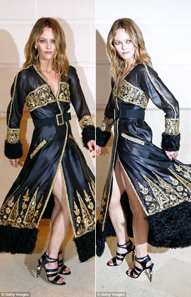 Nữ ca sĩ Vanessa Paradis cũng tham gia sự kiện này, ngồi phía dưới, cô tỏ ra rất tự hào khi thấy con gái trưởng thành hơn trong nghề. (Ảnh: Getty Images)