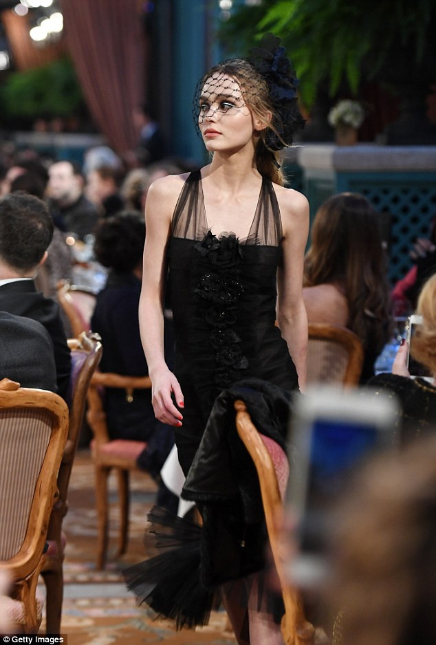 Thời gian gần đây, Lily-Rose Depp là cái tên bắt đầu được chú ý khi cô được mời làm người mẫu cho Chanel và nhận một vai chính trong một bộ phim điện ảnh Yoga Hosers. (Ảnh: Getty Images)