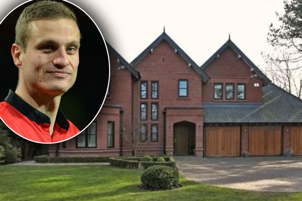 Cựu đội trưởng MU Nemanja Vidic cũng chưa bán được biệt thự 2,5 triệu bảng sau khi cùng vợ chuyển tới Italy. Dinh thự của Vidic có 5 phòng ngủ với garage rộng, đủ chỗ để cho 3 chiếc xe.