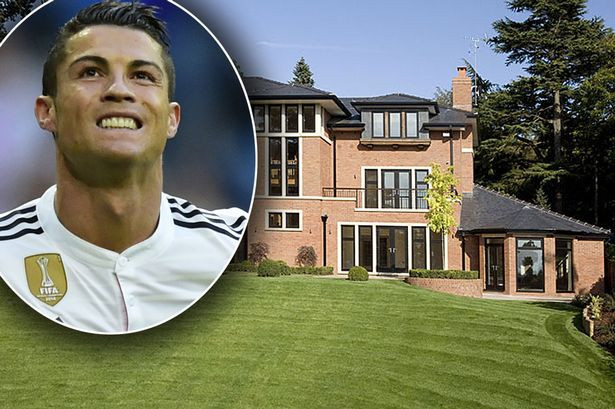 Cầu thủ Cristiano Ronaldo cũng chưa tìm được chủ mới cho biệt thự 5 phòng ngủ của mình sau khi chuyển tới Real năm 2009. Hiện tại, biệt thự 3,8 triệu bảng của siêu sao được đàn em Luke Shaw thuê lại với giá 7.000 bảng/tháng. Dinh thự này trang bị cả bể bơi, bể sục, hầm rượu, phòng gym.