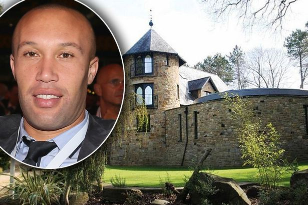 Dinh thự 4,2 triệu bảng của cựu danh thủ Man United Mikael Silvestre cũng ế ẩm vài năm nay. Biệt thự có cả rạp chiếu phim riêng và bể bơi trong nhà.