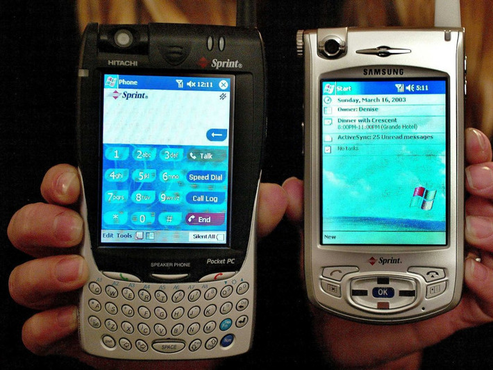 Samsung ra mắt điện thoại màn hình cảm ứng tại Mỹ vào năm 2003. Theo thống kê, có tới 20 triệu chiếc điện thoại di động Samsung đã được lưu hành trên thị trường Mỹ vào năm 2004.