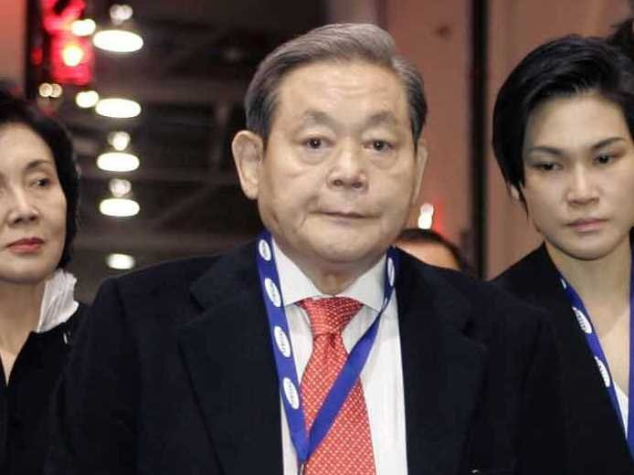 Nhiều thập kỷ sau, con trai của ông Lee Byung-chul là Lee Kun Hee đã gây dựng nên một trong những tập đoàn sản xuất điện thoại di động hàng đầu trên thị trường. Ban đầu, tập đoàn Samsung tập trung vào công nghiệp nhẹ, nhưng khi nền kinh tế phát triển và nền tảng được tích lũy, công ty bắt đầu dấn vào các lĩnh vực liên quan đến công nghệ và thị trường nhiều hơn. Samsung Electronics được thành lập vào năm 1969. Năm 2014, tài sản của tập đoàn Samsung được định giá lên tới 529,5 tỷ USD.