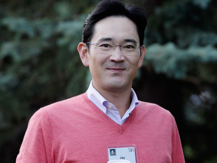 Lee Jae-yong, con trai duy nhất của Lee Kun Hee, là người thừa kế tự động cho đế chế gia đình Samsung. Lee Jae-yong, 47 tuổi, tốt nghiệp Harvard và đang giữ chức Phó Chủ tịch của Samsung Electronics. Ông được giới truyền thông Hàn Quốc gọi là “Thái tử của Samsung” và là người kế nhiệm bố mình trong tương lai. Jaeyong phải vượt qua hai đối thủ khác là hai cô em gái để có thể chính thức trở thành người đứng đầu của Samsung.