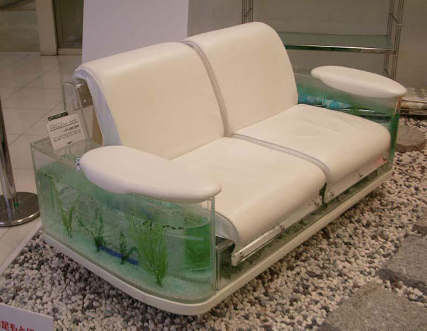 Thiết kế bể cả ở hai bên tay vịn của ghế salon tạo cảm giác mát mẻ và thú vị cho phòng khách.