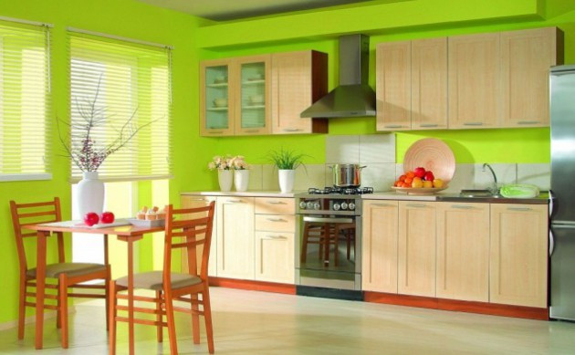 Các đơn giản để trang trí là bạn có thể sơn lại tường bếp.