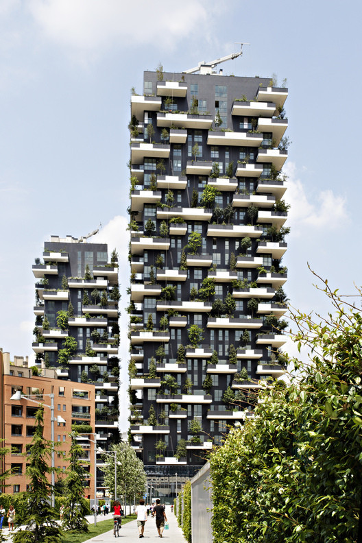 Tòa nhà đẹp nhất thế giới năm nay chính là Tòa tháp đôi Bosco Verticale do Boeri Studio thiết kế ở Milan (Italy). Tòa nhà được thiết kế trông giống như một khu vườn thẳng đứng với hàng nghìn cây xanh trồng ở các ban công.