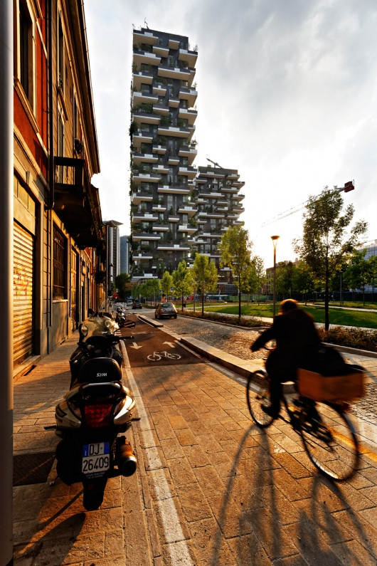 Tòa nhà Bosco Verticale được thiết kế thân thiện nhiều hơn với thiên nhiên và có hệ thống tưới nước riêng. Tòa nhà sử dụng các tấm quang điện để tự cung cấp năng lượng cho mình, nước thải từ các khu phức hợp được lọc và tái sử dụng để tưới cho cây trồng.