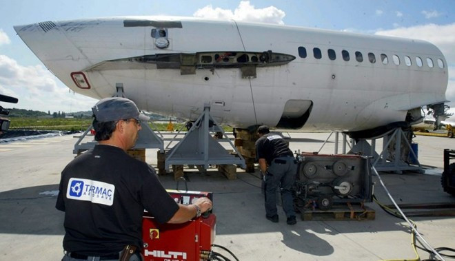 Tarmac Aerosave là công ty chuyên tháo dỡ máy bay nổi tiếng thế giới có trụ sở ở thành phố Tarbes, Pháp.