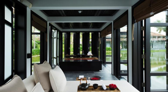The Nam Hải bao gồm 100 phòng dạng biệt thự, được thiết kế theo phong cách nhà rường (nhà truyền thống của người Việt) cách tân, kết hợp với những tiện nghi, nội thất hiện đại và sang trọng.