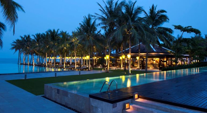 The Nam Hải được ghi nhận rộng rãi trong giới chuyên môn là đã thiết lập tiêu chuẩn mới cho kiến trúc lẫn thiết kế. Nó được tạp chí du lịch Travel + Leisure bình chọn là khu nghỉ dưỡng có thiết kế đẹp nhất thế giới năm 2008.