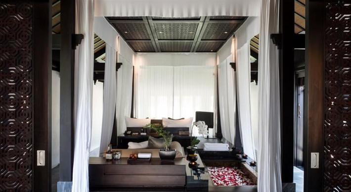 Một trong những điểm nổi bật của khu nghỉ dưỡng là 8 phòng trị liệu spa tinh tế nổi giữa hồ sen. Kiến trúc sư Reda Amalou đã khéo léo sử dụng loại cánh cửa gấp kiểu Pháp để tạo nên những không gian trị liệu hoàn toàn riêng biệt.