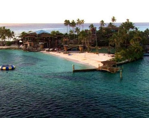 Nygard Cay, Bahamas: Nygard Cay là tài sản của triệu phú người Canada - Peter Nygard, ông nổi tiếng với thương hiệu quần áo dành cho phái nữ. Đảo Nygard Cay có một chiếc Boeing 727, có thể đưa đón du khách từ bất cứ nơi nào trên thế giới đến Sân bay Quốc tế Nassau. Tại đó, một chiếc limousine hoặc Hummer sẽ chờ sẵn để đưa họ về khu nghỉ dưỡng.