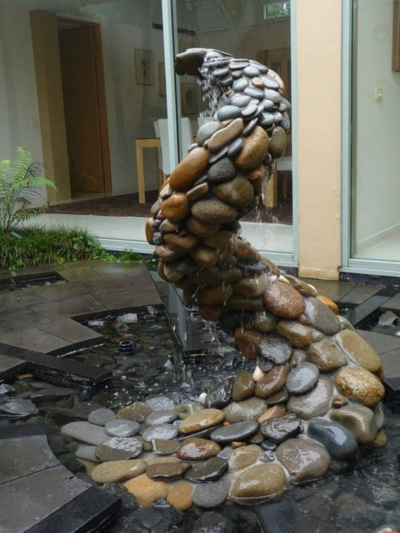 Bạn cũng có thể xếp những viên sỏi lớn thành hình khối ấn tượng giữa tiểu cảnh nước.