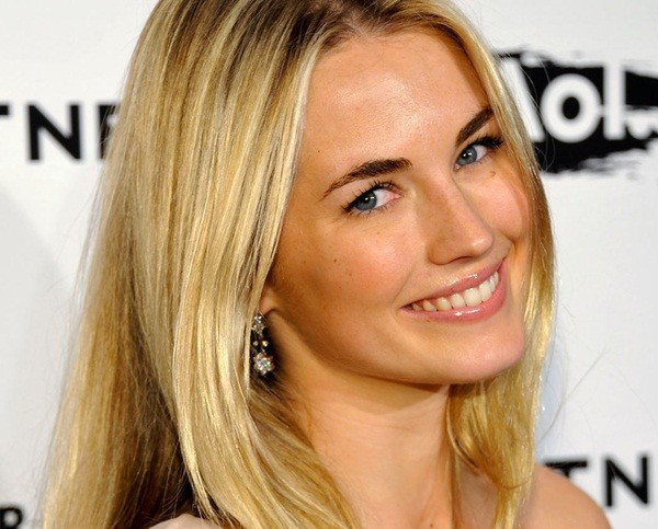 Amanda Randolph Hearst (sinh năm 1984) là cháu gái của tài phiệt truyền thông Mỹ William Randolph Hearst. Amanda tốt nghiệp Đại học Fordham chuyên ngành lịch sử nghệ thuật và ngoài sự nghiệp người mẫu, cô còn làm giám đốc dự án cho tạp chí Town & Country và đồng sáng lập tổ chức từ thiện Friends of Finn.