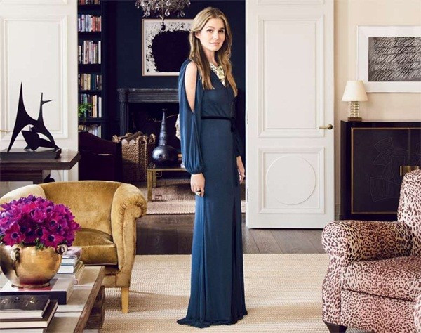 Aerin Lauder, con gái tỷ phú Ronald Lauder, người xếp vị trí 425 trong danh sách tỷ phú của Forbes với tài sản 3,9 tỷ USD. Aerin là nguyên Phó chủ tịch cấp cao kiêm Giám đốc sáng tạo tại công ty mỹ phẩm Estée Lauder. Hiện, cô là đại sứ toàn cầu cho thương hiệu của gia đình.