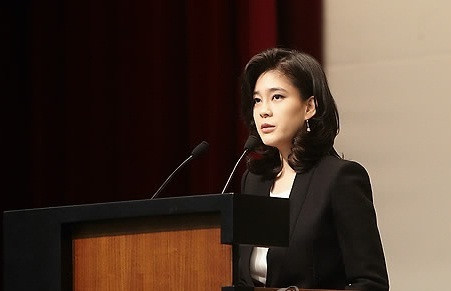 Nữ tỷ phú 45 tuổi này hiện là chủ tịch khách sạn hạng sang Shilla thuộc tập đoàn Samsung. Cô đã chứng tỏ khả năng của mình trong ngành kinh doanh khách sạn khi đầu tư lớn nhằm nâng cao chất lượng tiện nghi và dịch vụ sau khi nhận chức năm 2011.