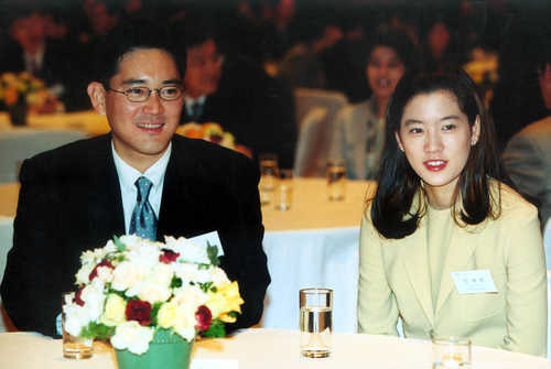 Lim Se Ryung, người thừa kế của tập đoàn Daesang Group. Lim Se Ryung là gương mặt có tiếng tăm trong giới kinh doanh Hàn Quốc. Cô là thành viên hội đồng quản trị của Daesang Group, đồng thời là vợ cũ của con trai tập đoàn Samsung. Cô đã có hai đứa con với người chồng cũ, trước khi hai người ly dị năm 2009.
