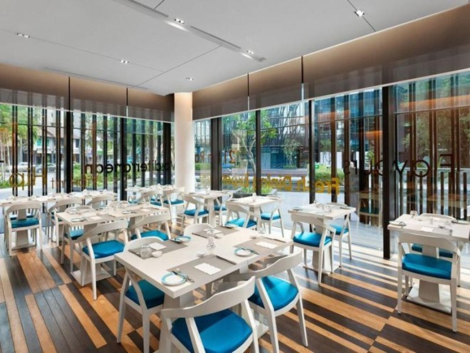 Phòng ăn sạch sẽ và thoáng mát, phục vụ bữa sáng miễn phí của khách sạn Days Hotel.