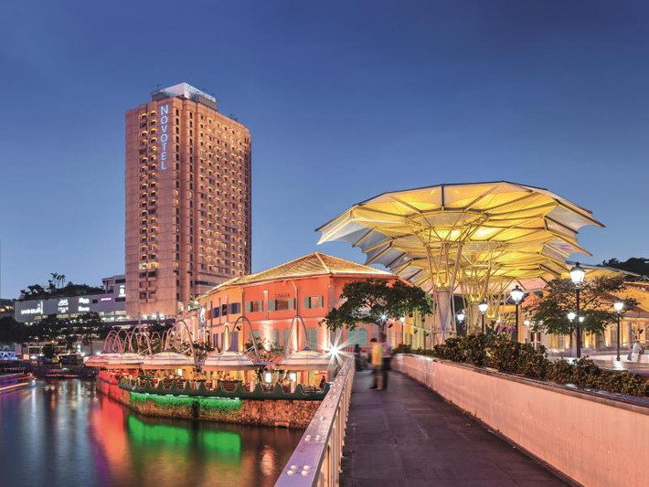 Một cái tên khác trong danh sách là khách sạn Novotel Clarke Quay: Khách sạn này có tầm nhìn tuyệt đẹp ra khu Marina Bay, Công viên Fort Canning và đường chân trời Thành phố Singapore.