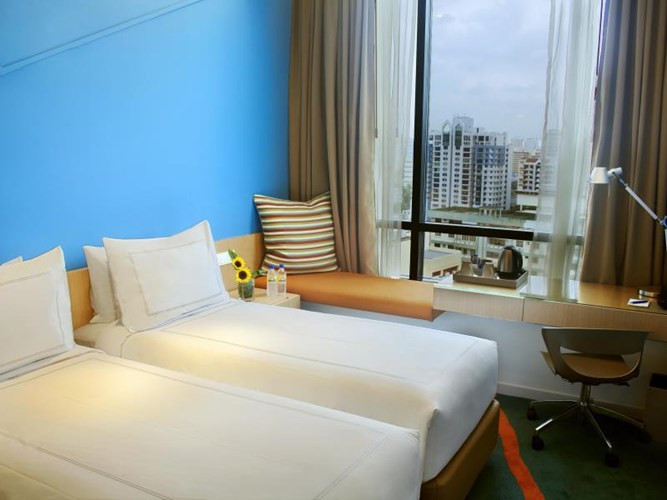 Khách sạn 4 sao Days Hotel nằm ngay cạnh công viên Zhongshan nên cảnh quan xung quanh khu vực này cũng như tầm nhìn từ các phòng nghỉ đều tuyệt đẹp. Theo website của khách sạn, giá mỗi phòng đôi ở Days Hotel là 164 USD/đêm.