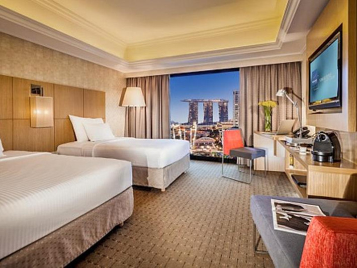 Khách sạn Novotel Clarke Quay có tổng cộng 403 phòng, mỗi phòng đều được trang bị các công nghệ mới, hiện đại như TV màn hình phẳng, đầu đĩa DVD và minibar. Hầu hết các phòng có ban công riêng. Khách sạn chỉ cách Khu Thương mại Trung Tâm của Singapore và các trung tâm mua sắm nổi tiếng trên Đường Orchard 5 phút lái xe.