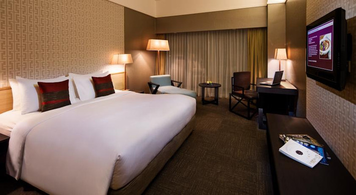 Tổng cộng 570 phòng nghỉ của Grand Mercure Roxy Hotel đều trang bị TV màn hình rộng LCD với các kênh truyền hình cáp phong phú. Ngoài ra còn các tiện nghi khác như két an toàn, minibar và tiện nghi ủi là.