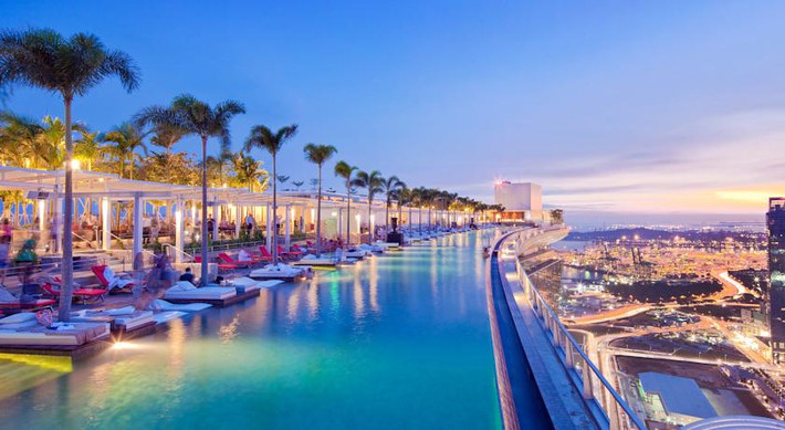 Điểm nổi bật nhất của khách sạn này là công viên Sky Park khổng lồ rộng hơn 1 ha vươn rộng trên đỉnh của cả ba tòa tháp, với bể bơi vô cực nổi tiếng dài 150m.