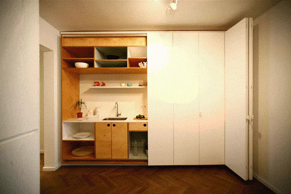 Căn hộ nhỏ xinh với căn bếp giấu kín (sau cánh cửa) nằm ở Bulgaria do công ty kiến trúc Don’t DIY Studio thiết kế.