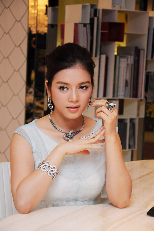 Tiếp đó, người đẹp tiếp tục gây cho dư luận không ít tò mò cùng bộ trang sức kim cương từ vòng cổ, vòng tay, nhẫn, hoa tai … tất cả đều mang hình rắn.