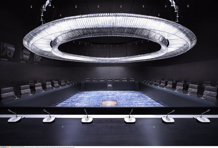 Phòng họp tại trụ sở Liên Đoàn Bóng đá thế giới (FIFA Headquarters) tại Zurich, Thụy Sĩ. Ban chấp hành FIFA thường họp bàn về các sự kiện quan trọng tại hội trường to lớn này.