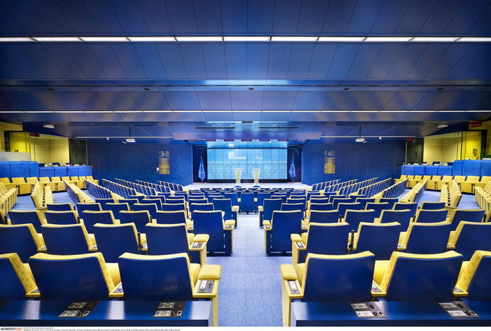 Phòng họp báo cho Hội đồng châu Âu tại Brussels, Bỉ. Nội thất và bàn ghế trong phòng họp hiện đại này có hai màu chủ đạo là vàng – xanh.
