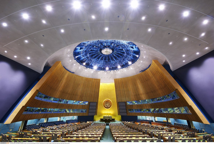 Phòng họp của Đại Hội đồng Liên Hiệp Quốc (United Nations General Assembly) tại trụ sở Liên Hiệp Quốc ở thành phố New York, Mỹ. Tại đây, đại diện của 192 đoàn đại biểu cấp cao bỏ phiếu về các quy định và chức năng thiết yếu của Liên Hiệp Quốc.