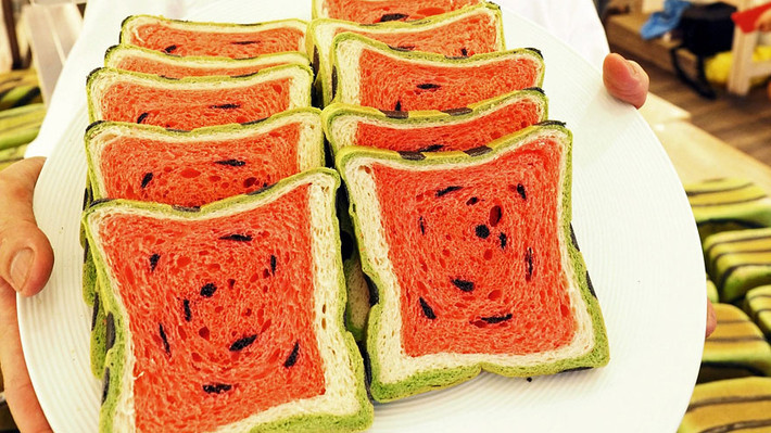 Loại bánh mì lạ mắt này có sức hấp dẫn đặc biệt đối với trẻ con, học sinh, sinh viên. Thậm chí, có những hôm cửa hàng còn không kịp sản xuất bánh mì dưa hấu để phục vụ nhu cầu của cả người dân địa phương và du khách.