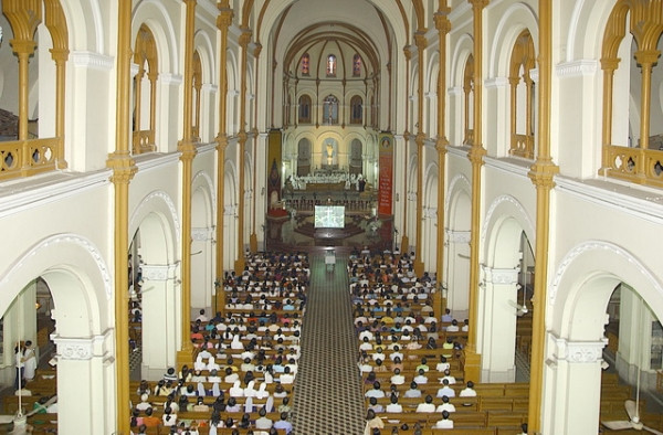 Nội thất thánh đường được thiết kế thành một lòng chính, hai lòng phụ tiếp đến là hai dãy nhà nguyện. Toàn bộ chiều dài thánh đường là 133 m, tính từ cửa ngăn đến mút chót của phòng đọc kinh. Chiều ngang của hành lang là 35 m. Chiều cao của thánh đường là 21 m.